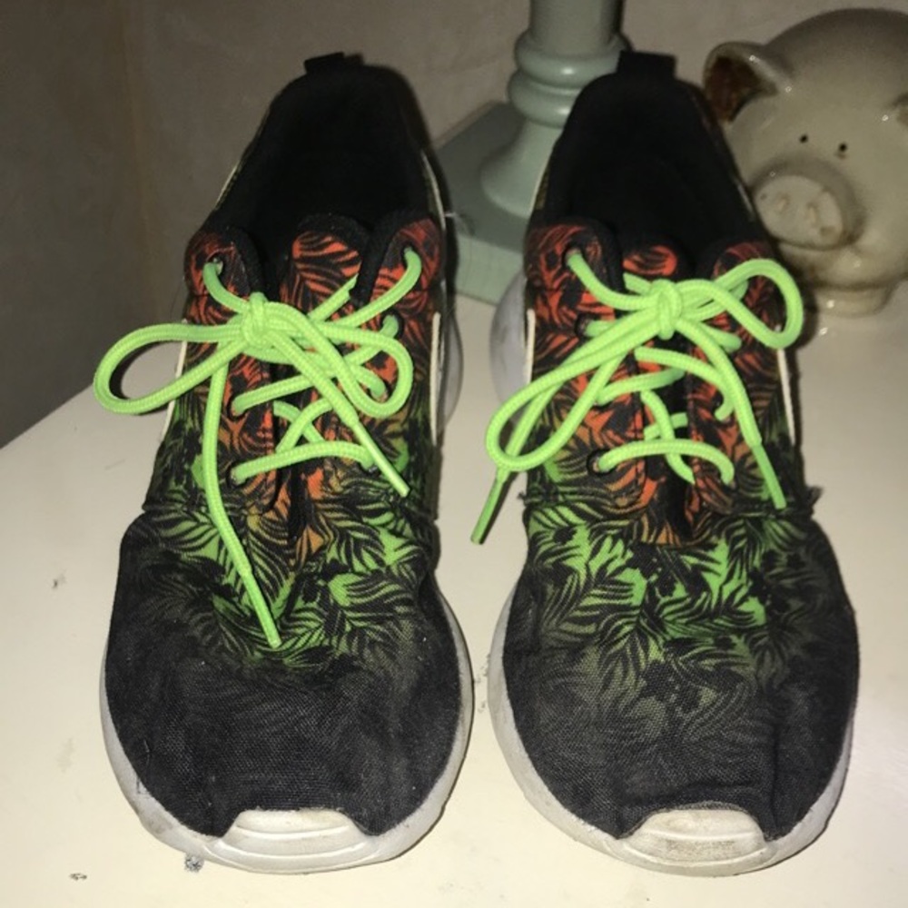 womens 7/youth 6 nike roshes